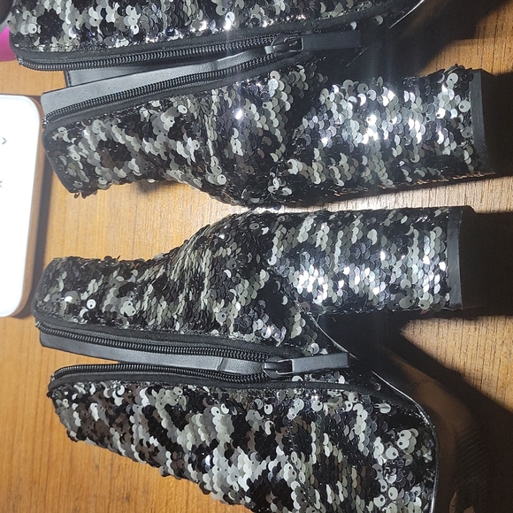 Shoes - Picture 4 of 4